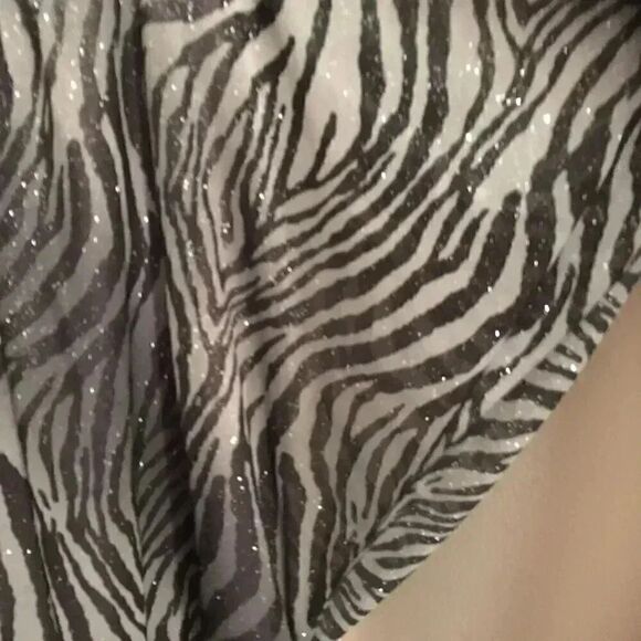Zebra print scoop neck top - Picture 3 of 3